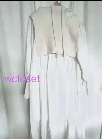 더블 클로젯 화이트 긴팔 셔츠 원피스와 니트