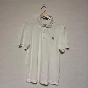 화이트 피케 셔츠 자수 로고 포함