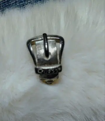 버클 디자인 실버 GUESS