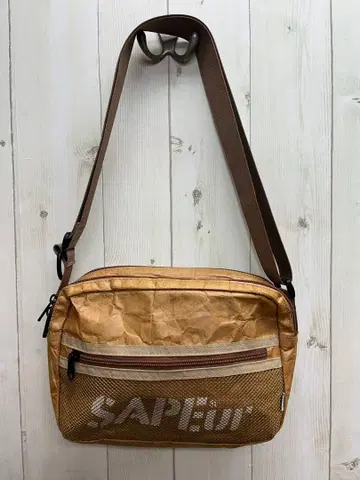 SAPEur 크레이프 가공 베이지 숄더백