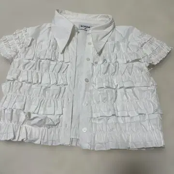 BONNE 프릴이 달린 화이트 반팔 셔츠