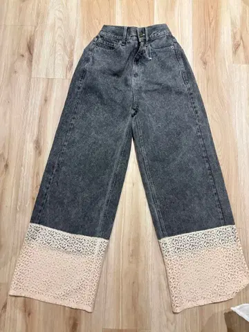 레이스 달린 그레이 와이드 데님 팬츠