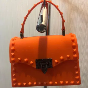 스터드 장식 오렌지 핸드백