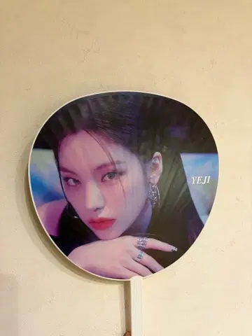 YEJI ITZY 부채