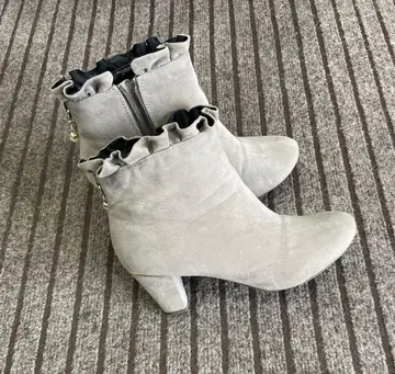 그레이 프릴 스웨이드풍 부츠