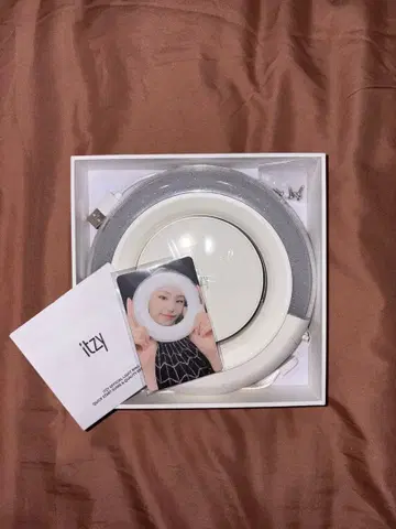 ITZY 링 라이트 화이트