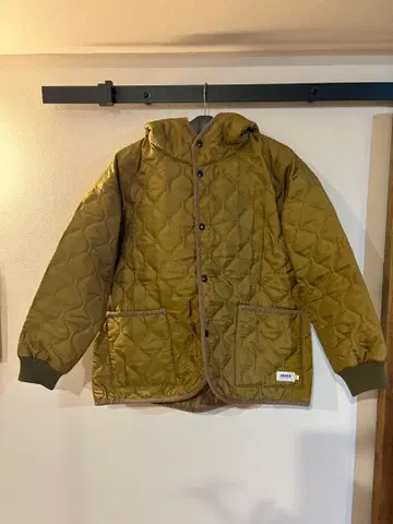 ARMEN 퀼팅 카브스 리브 오버 사이즈 후디드 자켓