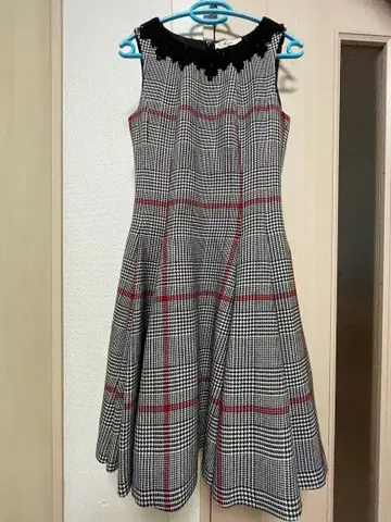 Maglie 체크 무늬 슬리브리스 원피스 무릎 기장