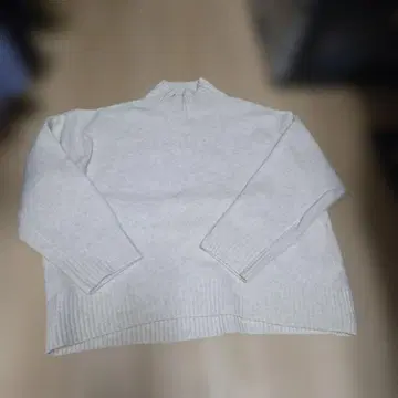 유니클로 화이트 터틀넥 니트 긴팔