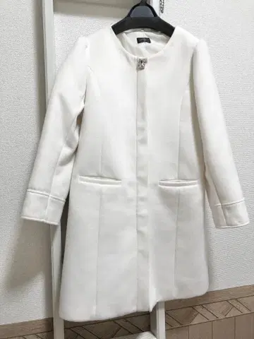 evelyn 화이트 A라인 코트 비쥬 부착