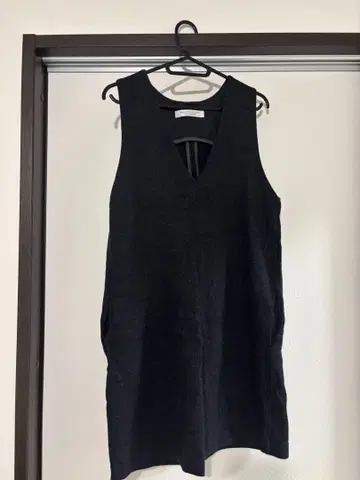 블랙 V넥 슬리브리스 원피스