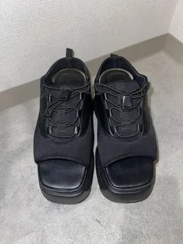 EMODA 블랙 통굽 샌들