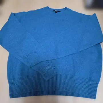 유니클로. 파란색 긴팔 크루넥 니트 스웨터