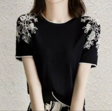 반팔 니트 블랙 자수 꽃
