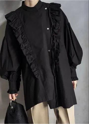 새상품급 엔폴드 프릴 오버 블라우스 컬렉션 피스 블랙