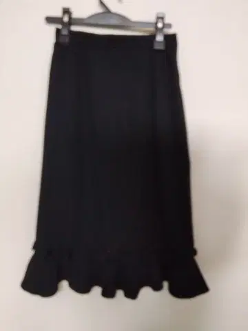 블랙 플레어 스커트 무릎 기장 밑단에 프릴