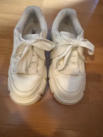 ZARA 화이트 통굽 스니커즈