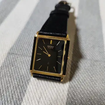 SEIKO 쿼츠 블랙 금 탱크