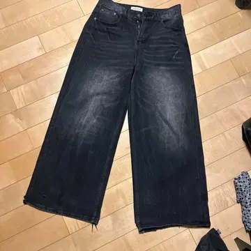 MENES 블랙 배기 데님 tig 착용