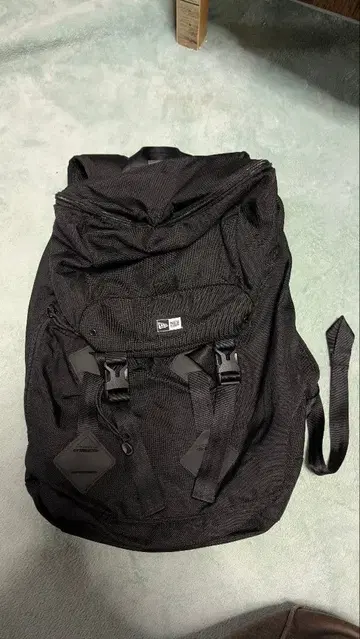 NEWERA 블랙 백팩 럭색