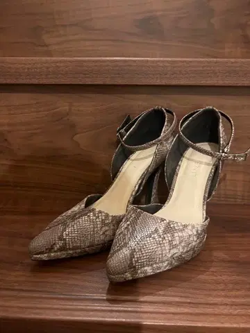 스네이크 패턴 앵클 스트랩 하이힐 M