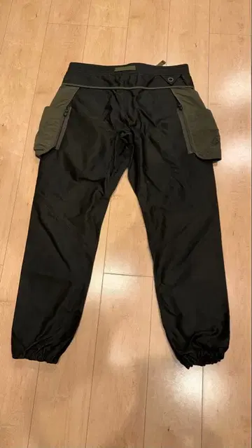 [시착만 한 상품] 화이트 마운티니어링 카고 팬츠 L 사이즈