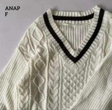 아냅 화이트 V넥 케이블 짜임 숏 기장 니트 스웨터