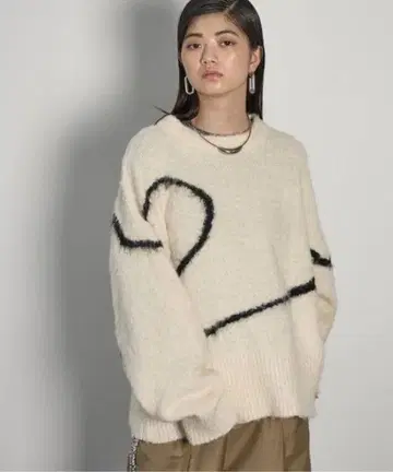 뉴앙스 라인 브러쉬드 니트 풀오버