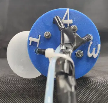 파란색 흡착판이 달린 원형 액세서리