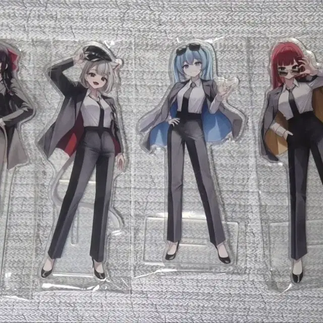 스텔라이브 2기생 정장 아크릴 스탠드 판매합니다