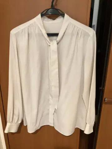 새상품급 23구 리본 포함 긴팔 블라우스 보타이 그레이