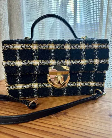 다이애나 트위드 숄더백 블랙과 금색 체크 무늬