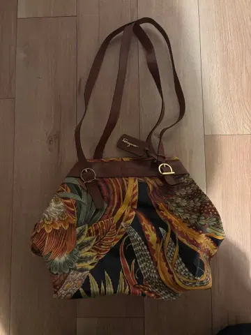 Ferragamo 꽃무늬 숄더백