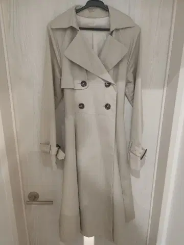 베이지 더블 브레스트 트렌치코트