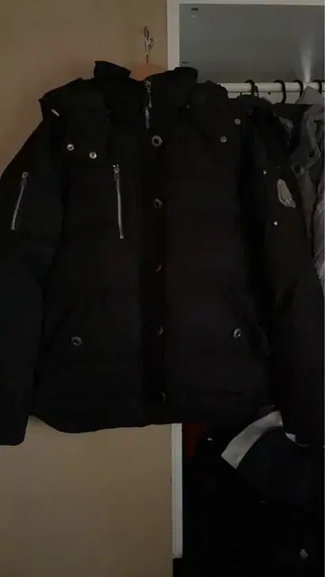 Moose Knuckles 블랙 다운 자켓