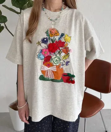 kutir 모티브 부착 플라워 T셔츠