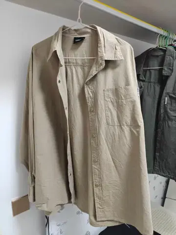 베이지 반팔 워크 셔츠 왼쪽 가슴 포켓 부착