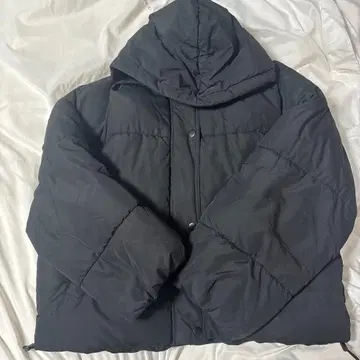 후드 부착 블랙 다운 자켓