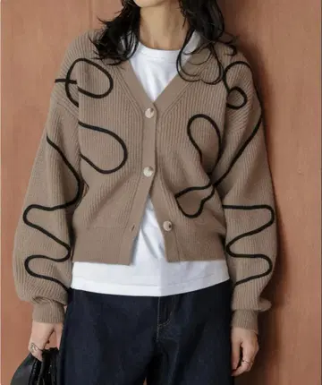 AMELY 에메리 코드 자수 니트 가디건 모카 브라운