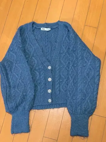 ZARA 비쥬 버튼 포함 케이블 니트 가디건