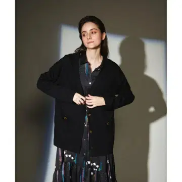 그레이스 콘티넨탈 메탈 버튼 컷 가디건