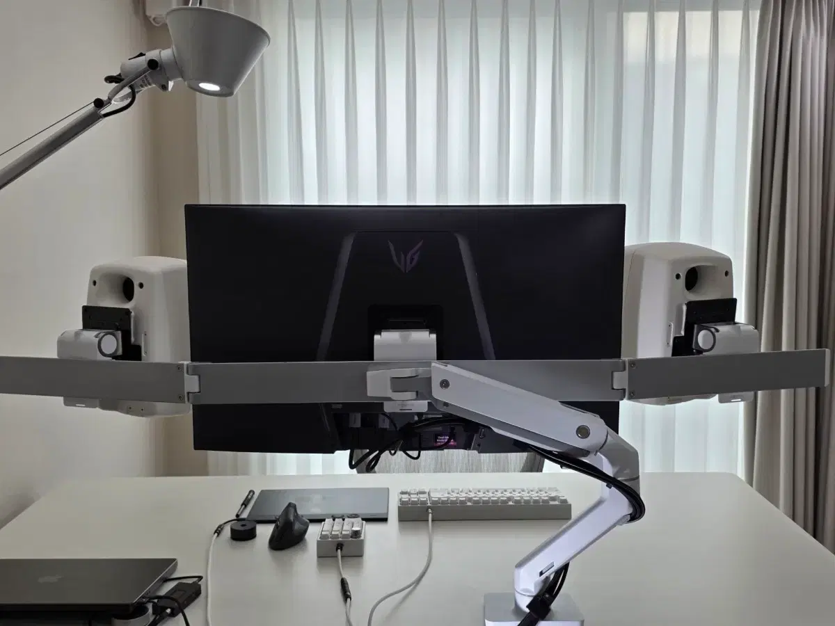 데스크 스피커 스탠드로도 사용 가능한 어고트론 hx 트리플 모니터 암 | 브랜드 중고거래 플랫폼, 번개장터