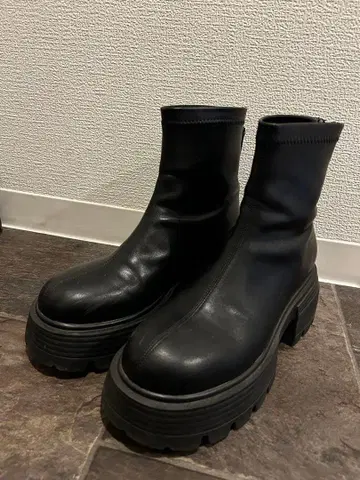 오리엔탈 트래픽 통굽 블랙 숏부츠 M