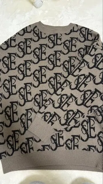 로고 패턴 긴팔 니트 스웨터 브라운