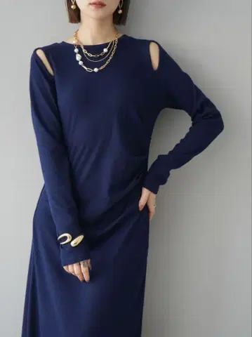 [ 새상품 ] lumier 숄더홀 컷 리브 원피스 네이비