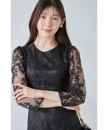 탈부착 가능한 입체 플라워 카라 부착 레이스 원피스