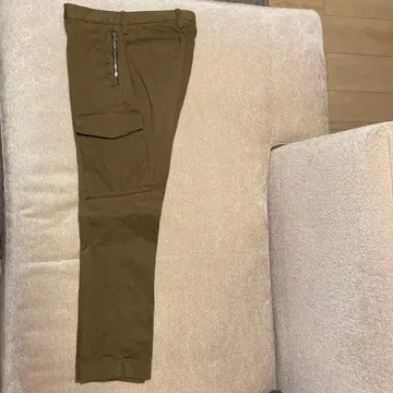 카고 팬츠 카키색 사이드 포켓 포함