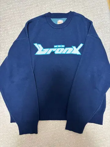 WHO'S WHO gallery 자카드 로고 니트