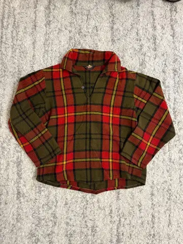 구제 의류 플란넬 셔츠 올리브 그린과 레드