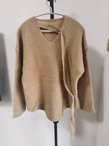 베이지 V넥 스웨터 리본 포함